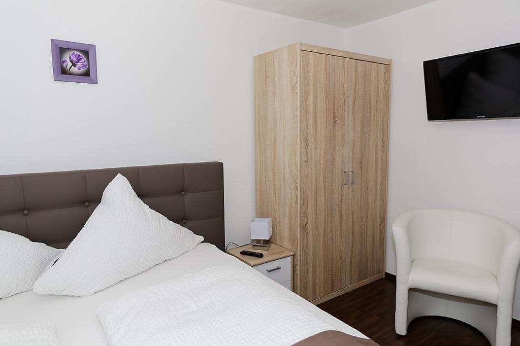 Hotel Huettl - Garni Вормс Номер фото